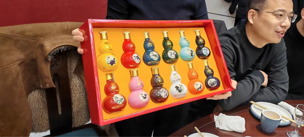 Fáiltíonn Zemeijia roimh Bhliain an Chapaill le Ceiliúradh Bliantúil Foirne