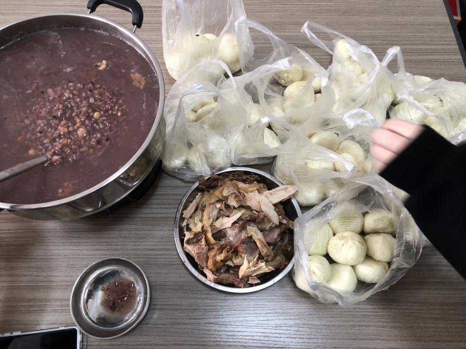 Fostaithe Zemeijia ag Ceiliúradh Féile Laba